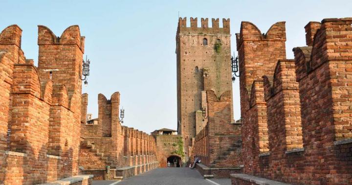 Ponte Pietra sa Verona - isang tulay na nakakaalala sa mga sinaunang Romano Ano ang sikat na tulay sa Verona