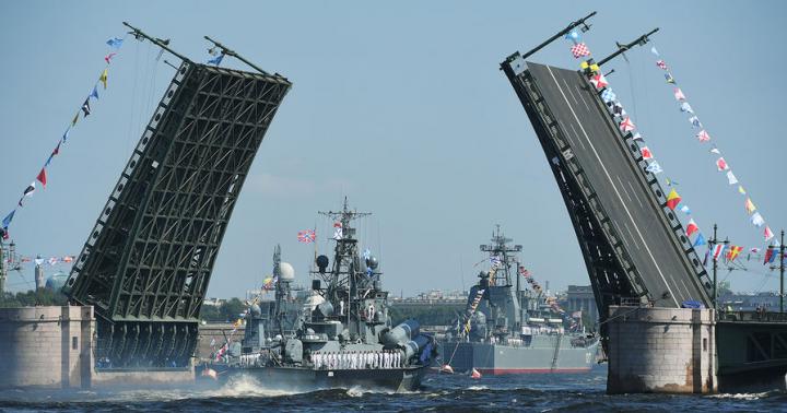 Peter'dan Vladivostok'a: Rusya'da olduğu gibi, donanmanın günü kutlanır.