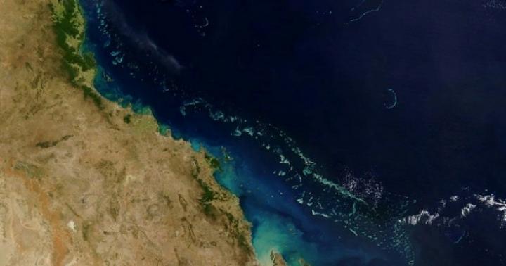 Grande Barreira de Corais - beleza visível do espaço Grande Barreira de Corais pode ser vista do espaço